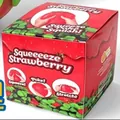 Weiches, langsam aufsteigendes Erdbeer-Squishy-Stressspielzeug in roter Geschenkbox - Farbkarton / 12x12x13.5cm / Rot