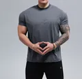 Gedetailleerde weergave van het donkergrijze slim-fit sportshirt voor spierfitness - donkergrijs