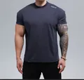 Λεπτομερής προβολή του γκρι αθλητικού T-shirt στενής εφαρμογής για γυμναστική - M / Tops / Ναυτικό μπλε