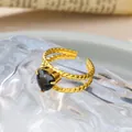 Eleganter verstellbarer Edelstahlring mit schwarzem Herz-Zirkon und 18k Gold-Torsionsband - Schwarzes Herz Stil (CXR00803G) / Einstellbar Offen / Gold