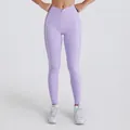 Primer plano de mallas de yoga lilas de talle alto con diseño de nudo y franjas. - S / Bottoms / Lavanda