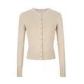Detalle de cárdigan de punto beige de corte ajustado con cuello redondo y puños de canalé - S / Tops / Caqui