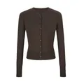 Detailopname van een donkerbruin nauwsluitend kort gebreid vest met knoopsluiting - S / Tops / Donker Koffie