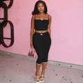 Vista detallada del conjunto negro de dos piezas con bordes de encaje y lazos pequeños - S / Top Y Pantalón / Negro