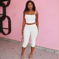 Un elegante conjunto blanco de dos piezas con top corto de encaje y leggings - S / Top Y Pantalón / Blanco