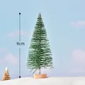 Mini sapin de Noël en aiguilles de pin vertes de 9 cm avec base en bois - Sapin Enneigé Vert Clair (C0471) / 9cm