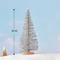 Miniature de sapin de Noël de 9 cm en aiguilles de pin argentées sur un socle en bois naturel - Sapin Argenté Avec Socle en Bois (C0471) / 9cm