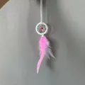 Piccolo acchiappasogni da auto con piume rosa e bianche soffici e graziose - Bianco A (MS0063A)