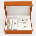 Vista detallada de un elegante conjunto de reloj y joyas de corazón en oro rosa para mujer - Conjunto de Reloj Decoración Doble Corazón / Con Caja de Regalo Naranja / Rosa oro