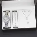 Vista dettagliata del set di gioielli in argento da 5 pezzi con orologio e accessori - Set Orologio Decorazione Pietra Singola / Con confezione regalo nera / Argento