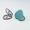 Espejo de maquillaje plegable mini con forma de corazón y funda de PU brillante - Verde