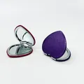 Espejos de bolsillo plegables en forma de corazón en cuero PU brillante de color rojo y púrpura - Púrpura