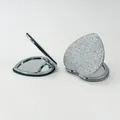 Elegante espejo compacto plegable con purpurina plateada y forma de corazón, mini espejo de PU - Plateado