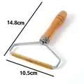 Quitapelusas manual con mango de madera y hoja de cobre de 10,5 cm de ancho para ropa - S / Color madera natural