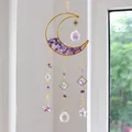 Atrapasol de luna de amatista púrpura hecho a mano con prismas de cristal en una ventana - Amatista