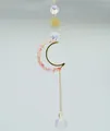 Attrape-soleil lune dorée élégant avec pierres naturelles roses et prisme cristal - Carillon à Vent Lune Pierre Rouge Pastèque