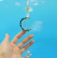 Attrape-soleil céleste avec pierre amazonite, lune dorée et boule de cristal facettée - Carillon à Vent Lune Apatite
