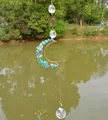 Attrape-soleil fait main en pierre d'amazonite avec boule de cristal et motif soleil - Carillon à Vent Lune Amazonite