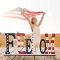Detailansicht des hölzernen 'FREEDOM'-Schildes mit US-Flaggenmuster zum Unabhängigkeitstag - Unabhängigkeitstag Holzornament FREEDOM