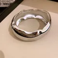 Bracelet jonc ouvert ovale ondulé irrégulier poli de couleur argent pour un look moderne - Style Poli Lisse / Argent