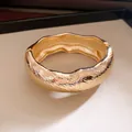 Bracelet jonc ovale ouvert doré avec finition texturée ondulée et design luxueux sophistiqué. - Or Texturé