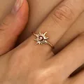 Close-up van een vintage roségouden zonne-spiraalring om een vinger met fijne vortex details. - Vintage Zon Vortex Ontwerp Ring (0308)