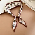 Pañuelo de seda fino estilo francés con estampado de caballos y borde marrón - Con Hebilla de Madera / Café & Poni Blanco
