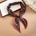 Detalle de una bufanda de seda con estampado de leopardo y un anillo decorativo marrón - Con Hebilla de Resina / Leopardo Marrón