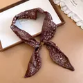 Primer plano de bufanda delgada de seda sintética paisley marrón - Con Hebilla de Resina / Paisley Café