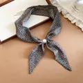 Pañuelo estrecho de seda con estampado floral y perla elegante - Flor Café