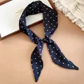 Detalle de una bufanda fina de lunares azul marino estilo francés con hebilla negra chic. - Lunar Negro