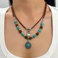 Set di collane a strati bohémien con turchese e perle di legno su modella - Stile a Doppio Strato Girasole Finta Turchese (06 Bianco K 5810)