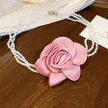 Elegante meerlaagse parelketting met een grote roze stoffen rozenhanger voor dames - Roze
