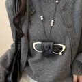 Eleganter Brillenhalter-Halskette aus schwarzem Leder mit Herzdetail und Perlenband - Halskette-Schwarz-Herz