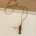 Collier avec pendentif poisson en bois de style néo-chinois et cordon marron minimaliste. - Poisson Ovale / Marron