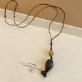 Collier à pendentif poisson en bois de style chinois avec fleur jaune et cordon brun - Avec Décoration Florale / Café Foncé