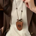 Nahaufnahme Leder Brillenhalter Kette mit Schleife und Leopardenherz-Anhänger - Herz / Kaffeebraun