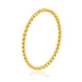 Detailweergave van een vergulde gedraaide ring van duurzaam roestvrij staal. - Maat 6 / Fijne Vlecht / Goud