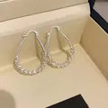 Retro silberne strukturierte Tropfen-Creolen für Damen in luxuriöser Schmuckschatulle - Ohrringe / Silber