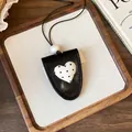Detailansicht der Leder-Sonnenbrillenclip-Halskette mit 3D-Polka-Dot-Herz-Design - Halsketten-Stil / Schwarz-Weiß