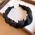 Vue détaillée d'un serre-tête noir en tissu torsadé avec texture plissée élégante - Serre-tête-Noir