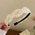 Vista detallada de una diadema de satén blanco con lunares y una elegante textura de seda - Estilo de Lunares Blancos / Blanco