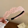 Detalle de una diadema de satén rosa trenzada con elegantes lunares negros clásicos - Estilo de Lunares Rosa / Rosa