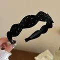 Vista detallada de diadema trenzada de satén negro con elegantes lunares blancos - Estilo de Lunares Negros / Negro