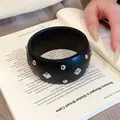 Ethno-Stil schwarzer Niet-Armreif mit silbernen Bolzen für Damen Accessoire - Schwarz