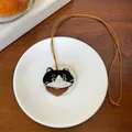 Detailweergave van schattige zwarte kat geborduurde brilhouder ketting op wit bord - Ketting-Koffie-Zwart