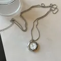 Halskette mit sechseckigem Taschenuhren-Anhänger im Vintage-Stil auf Marmoroberfläche - Achteckige Halskettenuhr (WEICIN) / Silber