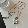 Detailaufnahme einer silbernen sternförmigen Taschenuhr-Anhänger-Halskette. - Stern Halskettenuhr / Silber