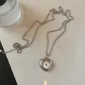 Detailansicht der herzförmigen Quarzuhren-Halskette in Silber - Herz Halskettenuhr (WECIN) / Silber
