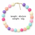 Détail du collier en perles acryliques macaron avec les infos de longueur et de poids. Beau. - Multicolore